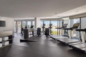 墨尔本Vibe Hotel Melbourne Docklands的健身房设有跑步机、椭圆机和窗户