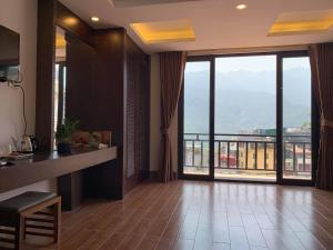 萨帕Sapa Meriton Boutique Hotel的客厅设有美景大窗户