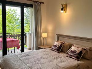 阿贝托内Residenza Riva Wellness Apartment Spa的一间卧室配有一张带两个枕头的床