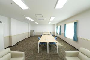 昌原市Toyoko Inn Changwon的一间会议室,配有长桌子和椅子