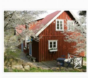 GällingeFinas Torpgård B&K的前面有长凳的红色房子