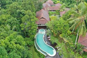 乌布BeingSattvaa Luxury Ubud - CHSE Certified的房屋前游泳池的空中景致