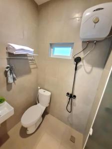 棉兰Zizi Homey Cemara Asri Triple Room的一间带卫生间和摄像头的浴室