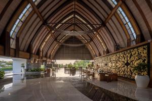 努沙杜瓦MERUSAKA Nusa Dua的一座带木制天花板和大堂的大型建筑