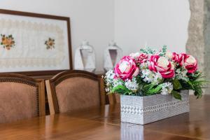 莫莱杜GuestReady - Paracoba House的一张桌子上一束粉红色玫瑰花