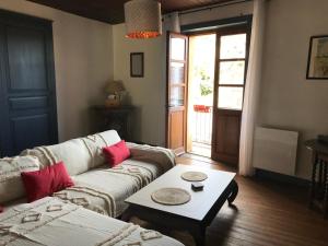贝尔韦villa Marguerite terrasse & garage的带沙发和咖啡桌的客厅