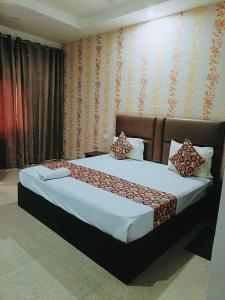 新德里Hotel IVY Near IGI Delhi Airport的一间卧室,配有两张床