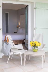 雷岛圣玛丽阿塔兰特瑞莱城堡连锁酒店及Spa - 康体酒店 的一间设有两把椅子、一张桌子和一张床的房间