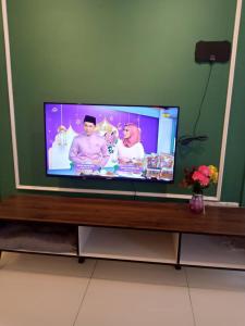 吉隆坡Chamber Laboni Suite kl的桌子上配有平面电视