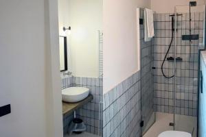 葛伦坦马勒A Casa Da Angelo - Country House PrivatePool & AirCO的一间带水槽和卫生间的浴室