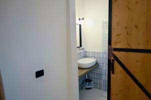 葛伦坦马勒A Casa Da Angelo - Country House PrivatePool & AirCO的浴室配有白色水槽和卫生间。