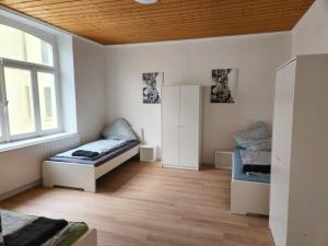 施托尔贝格Work & Stay Apartment in Stolberg bei Aachen的客房设有两张床和窗户。