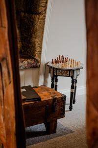 HinghamThe White Hart Hotel的一张桌子,上面有棋盘,旁边是一张桌子,上面有木头