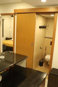 特里凡得琅Sree Dhanya Vantage point的一间带卫生间的浴室和一间带床的房间
