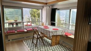 马里尔伊瓦Bellavista Marilleva 1400 - Val di Sole的客房设有桌子和带窗户的阳台