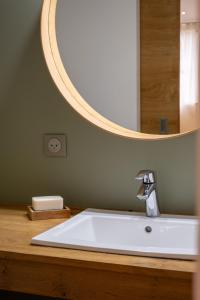 圣欧班堡Isäntä的浴室设有白色水槽和镜子