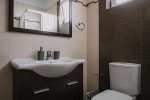 托隆HB Modern Apartments的一间带水槽、卫生间和镜子的浴室