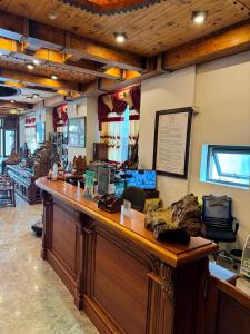 波来古市Hoàng Khiêm Hotel的一间在房间内设有大型木台的餐厅