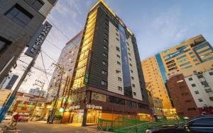釜山Seomyeon IB Hotel的城市中心高楼