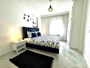 西迪·布·赛义德Cosy S3 Apartment in Sidi Bou Said Village的一间卧室设有一张床和一个窗口