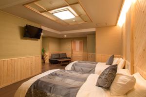 阿智村愈乐之宿 清风苑的酒店客房设有两张床和电视。