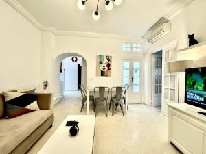 西迪·布·赛义德COSY Apartment in Sidi Bou Said Village的客厅配有沙发和桌子