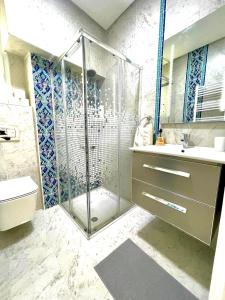 西迪·布·赛义德Cosy S3 Apartment in Sidi Bou Said Village的带淋浴和盥洗盆的浴室