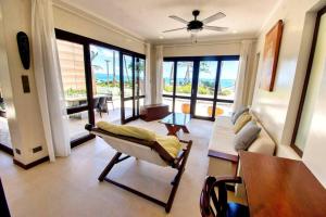 长滩岛Hey Jude Bulabog Beachfront Residence的客厅配有沙发和桌子
