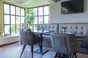 巴勒哈姆斯泰德托伦霍夫酒店的一间带桌椅和窗户的用餐室