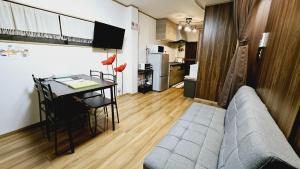京都Kyoto - Apartment - Vacation STAY 98413v的一间带桌子和沙发的客厅以及一间厨房。