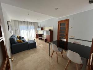 巴塞罗那Apartaments Marina - Abapart的客厅配有沙发和桌子