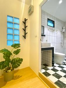 涛岛Minimal1 MaeHaad的一间带植物、浴缸和水槽的浴室