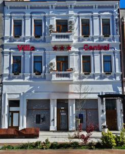 康斯坦察Vila Central的白色的建筑,上面有红色的标志