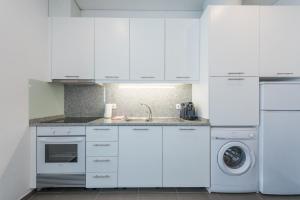 加亚新城GuestReady - Spacious modern stay in Porto的白色的厨房配有水槽和洗碗机