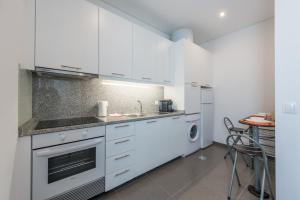 加亚新城GuestReady - Spacious modern stay in Porto的白色的厨房配有水槽和洗碗机