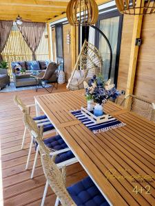 比奥格勒·纳·莫鲁PAMARA Mobile Home的甲板上的木桌和椅子