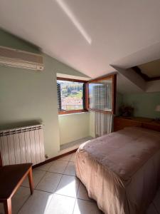加尔法尼亚纳新堡HOTEL LUDOVICO ARIOSTO的一间卧室设有一张大床和一个窗户。