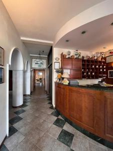 加尔法尼亚纳新堡HOTEL LUDOVICO ARIOSTO的一间设有木制橱柜和瓷砖地板的大厨房