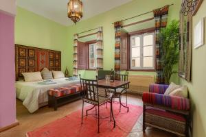 拉戈斯Casa da Moura的卧室配有一张床和一张桌子及椅子