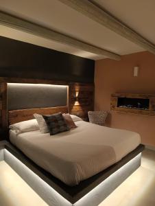 普蒂尼亚诺特鲁利特拉玛吉卡住宿加早餐旅馆的一间卧室配有一张大床和黑色床头板