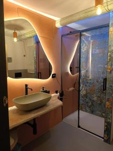 普蒂尼亚诺特鲁利特拉玛吉卡住宿加早餐旅馆的一间带水槽和玻璃淋浴的浴室