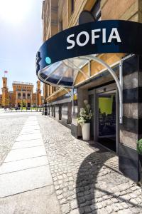 弗罗茨瓦夫Hotel Sofia by The Railway Station Wroclaw的建筑物一侧有标志的商店