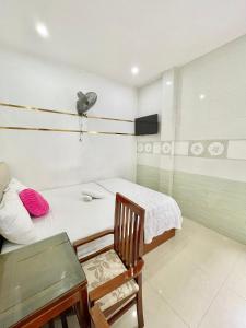 顺化Ngọc Lan Homestay的一间小卧室,配有一张床和一把椅子