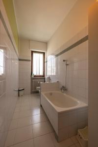 都灵TURIN CENTER whit PRIVATE PARKING的大型白色浴室设有浴缸和窗户。