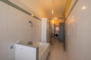 都灵TURIN CENTER whit PRIVATE PARKING的白色的浴室设有浴缸和淋浴。