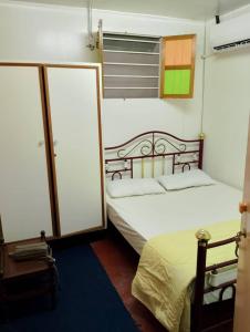 乔治市seaview hostel的一间卧室设有两张床和窗户。