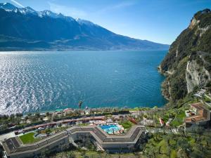 利莫内-苏尔加达Hotel Atilius的享有湖泊和山脉的空中景致
