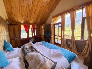 马拉里Himalayan Ecstacy的一间设有床铺的卧室,位于带窗户的房间内