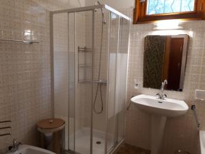 Aubresla maison du colonel的带淋浴和盥洗盆的浴室