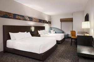 绍斯莱克坎布里亚南湖酒店的酒店客房,设有两张床和一张沙发